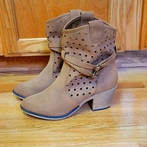 Charles Albert Lasercut Booties NWOT